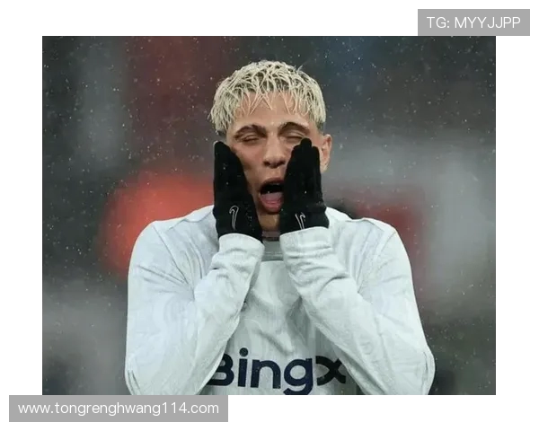 曼联球迷愤怒辱骂加纳乔贪财混蛋称其永难再赢奖杯